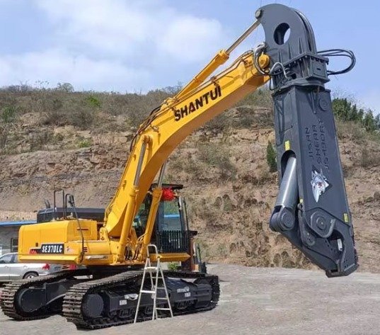 Escavadeira Hidráulica Adaptada com Tesoura